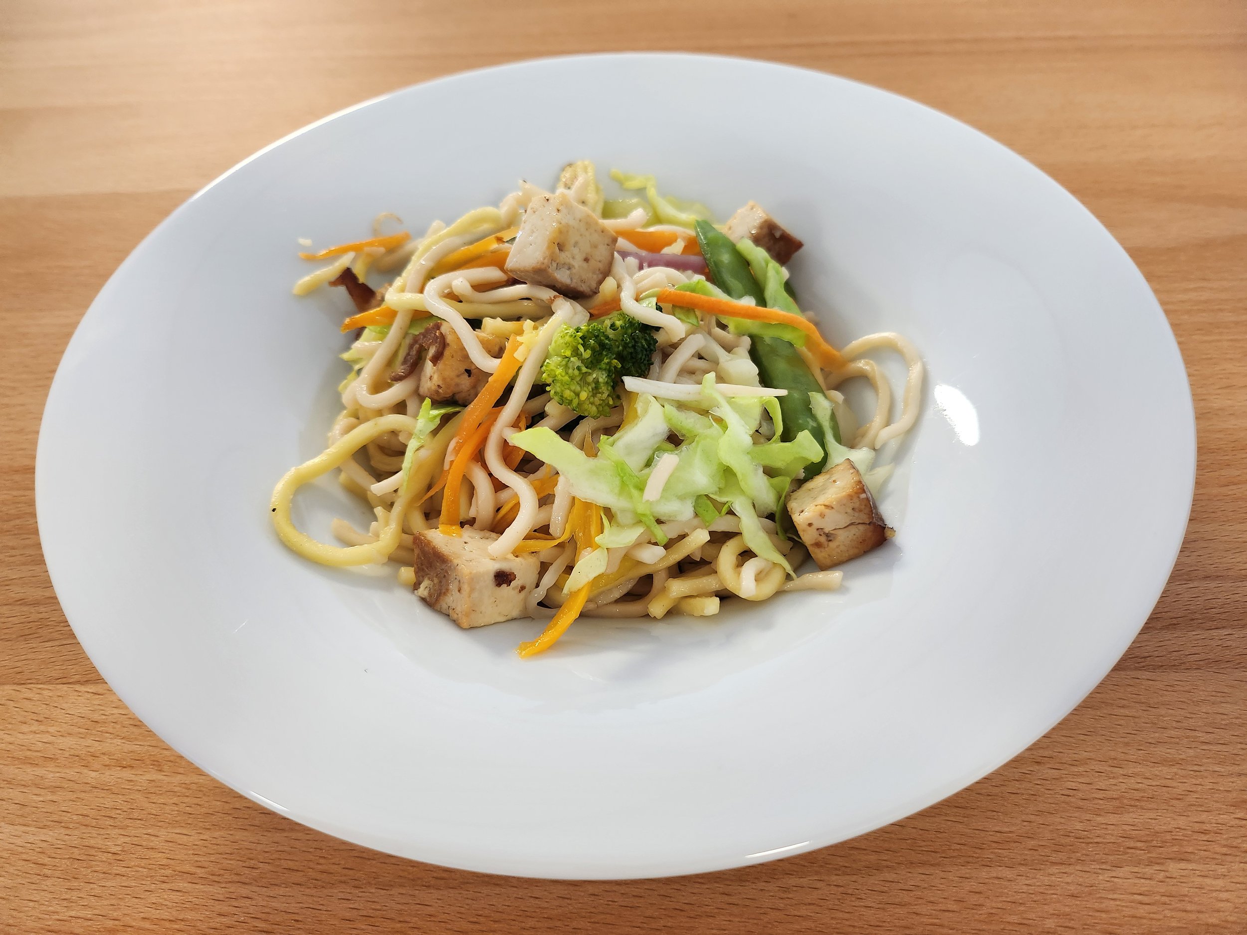 Gebratene Nudeln mit Tofu und Gemüse