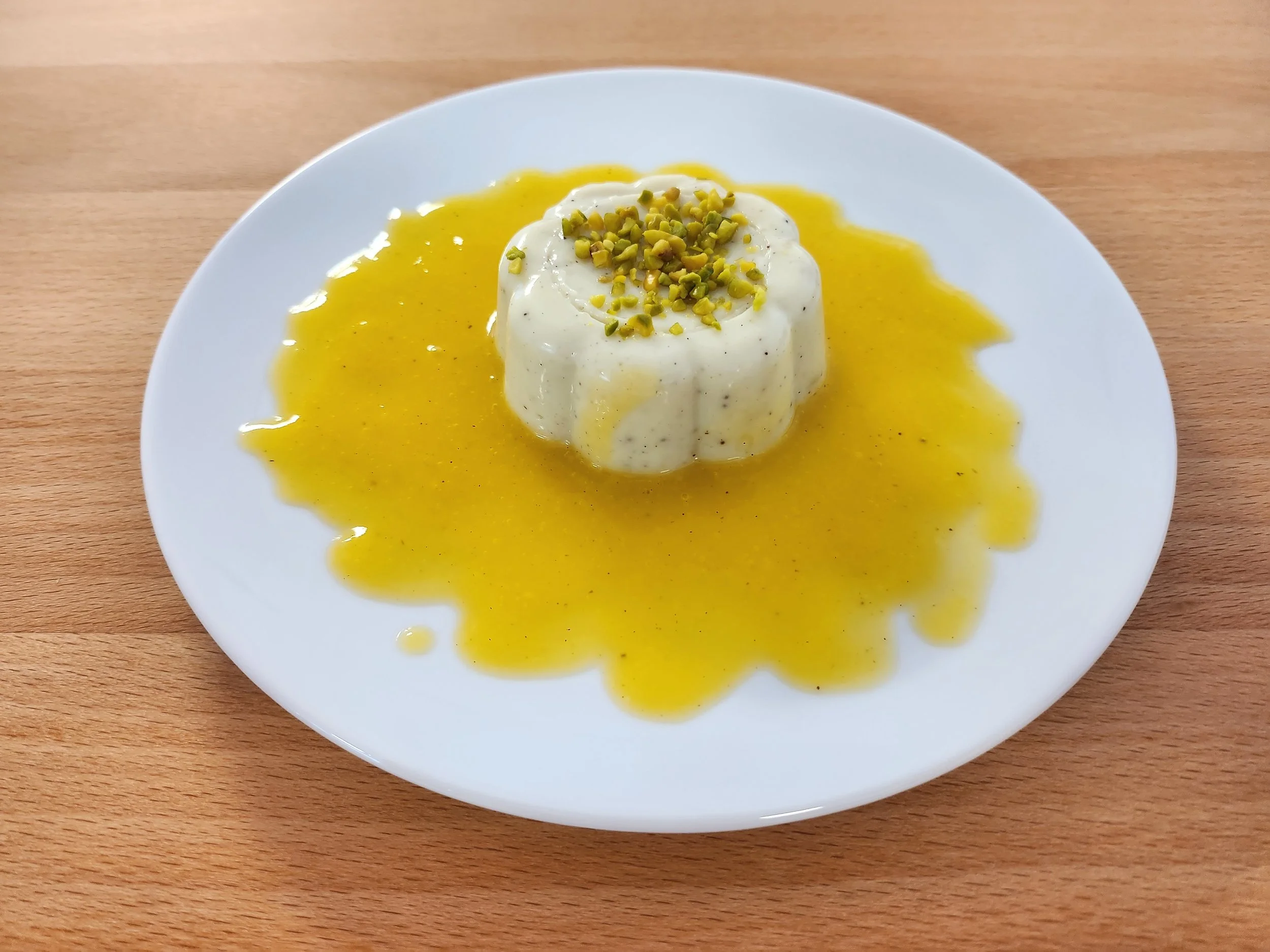 Kokospudding mit Mango Sauce
