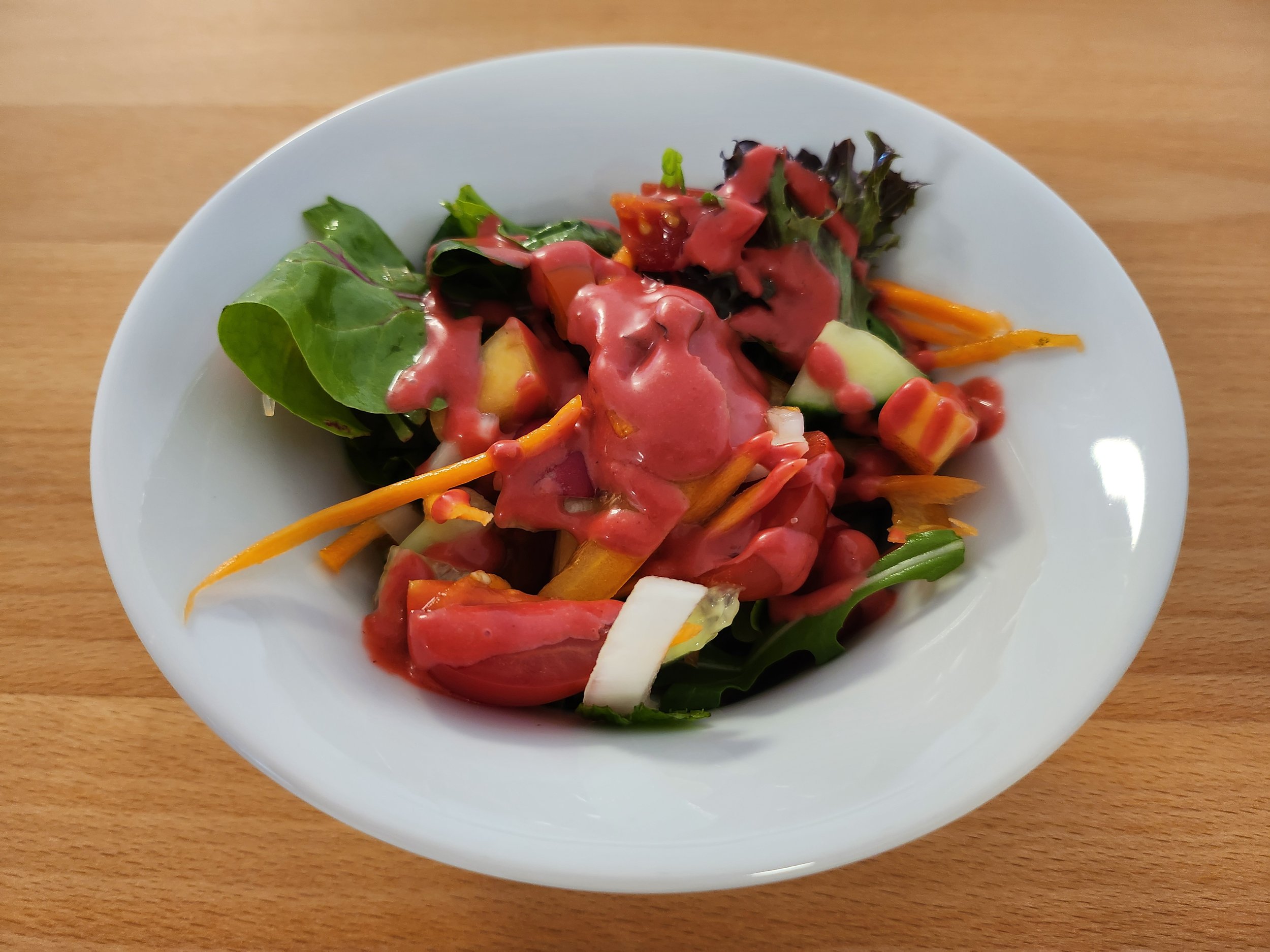 Bunter Sommersalat mit Himbeerdressing