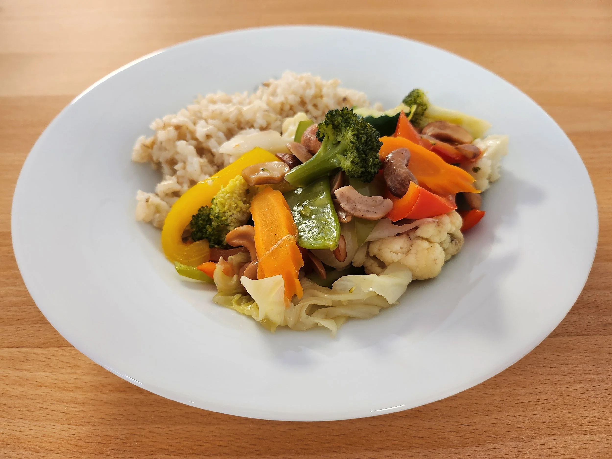 Wok-Gemüse mit Cashewnüssen und Naturreis