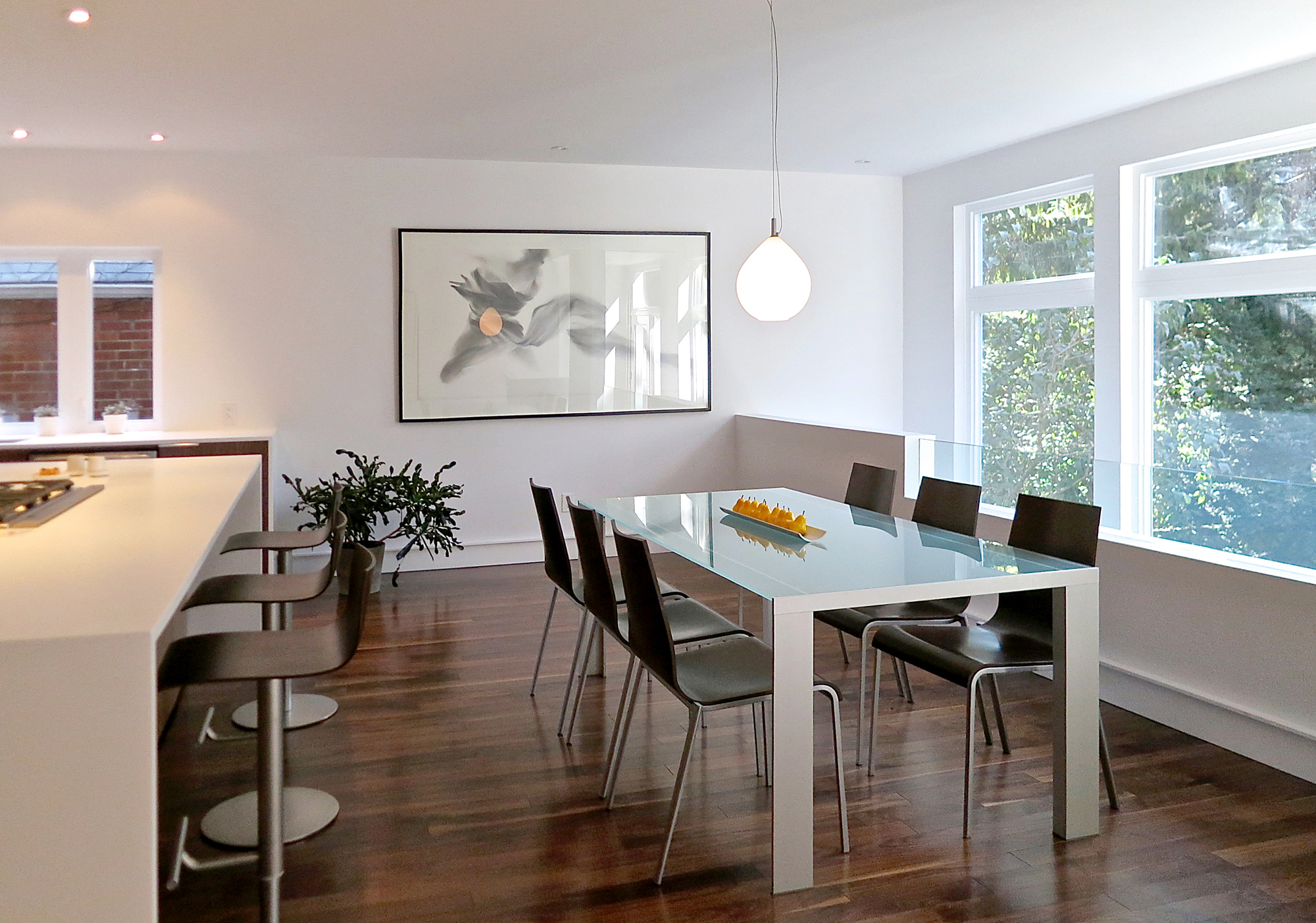 A low wall with a glass insert permits a view over the basement stairwell to the garden.