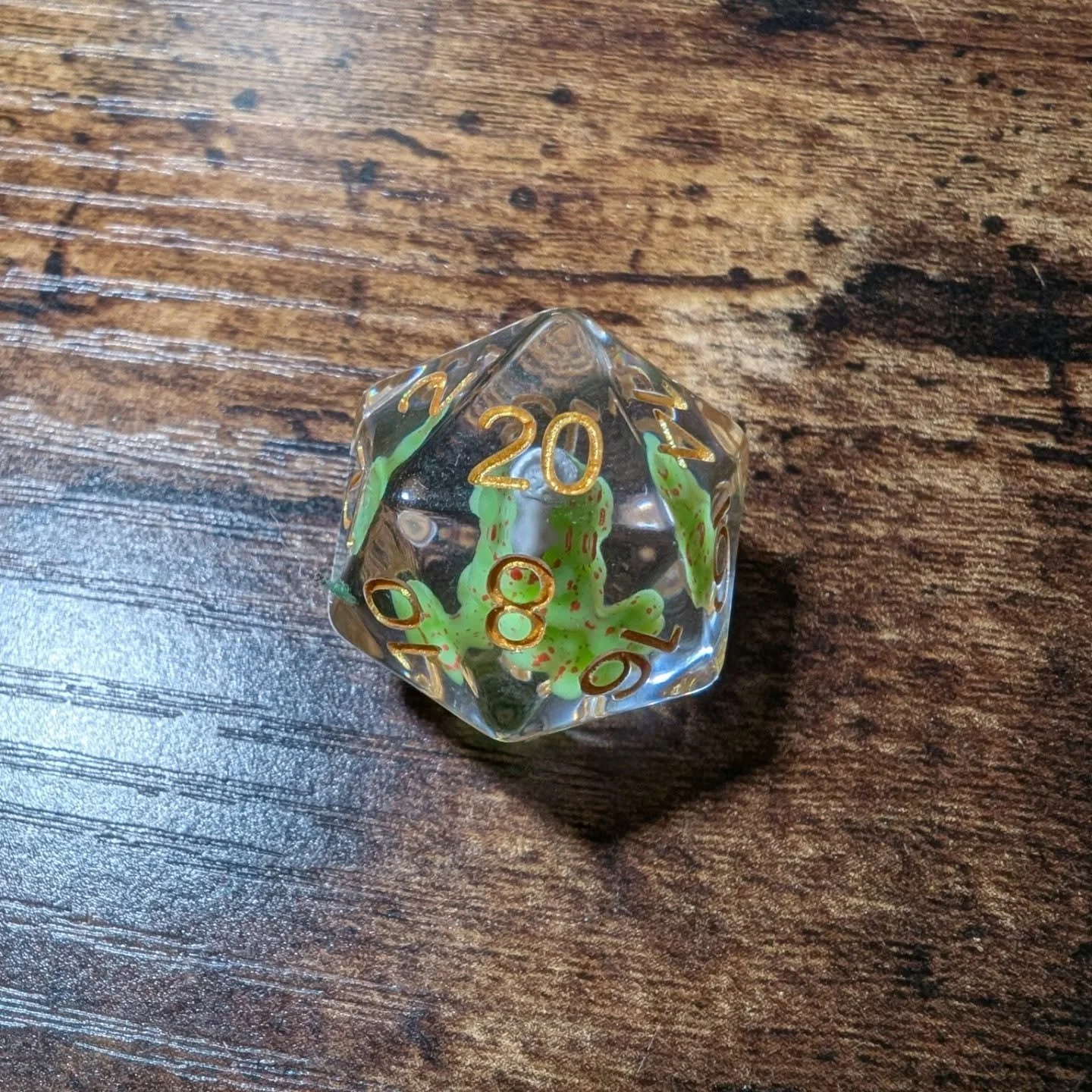 Despite taking the photos directly after last night's episode of #DicemberDaily I failed to make the post. So here is #day8 of the #diceadventcalendar reveals- From @fanrolldice  we have a d20 with what we decided on stream must be a Christmas tree i