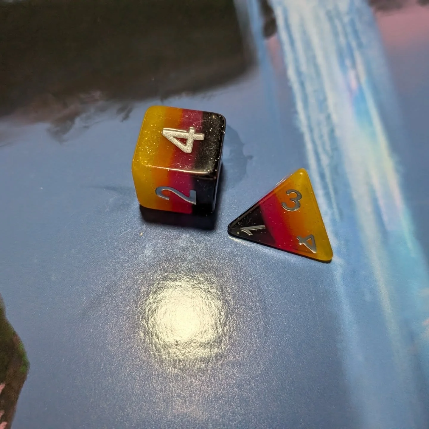 It's #day7 of #DicemberDaily and today we revealed the d6 and d4 that complete the Sunset set from @dicebound 's #diceadventcalendar and they are lovely! And the adventure in the book that came with it is getting exciting too! We met an owl bear yest