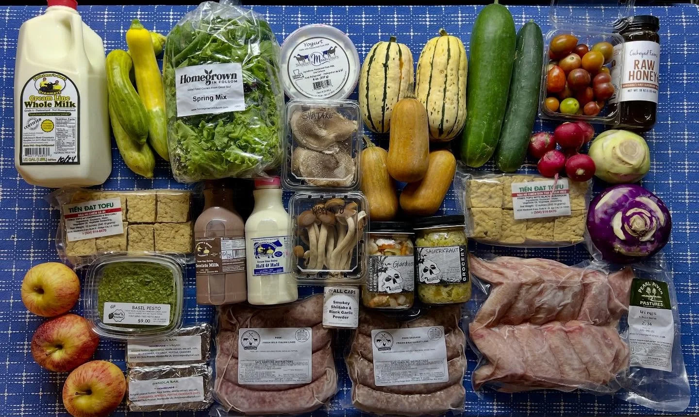 Lots of gorgeous fall veggies and fruits for you today!

We also restocked graNOLA and graNOLA bars and @pearlriverpastures chicken on Thursday and our @localcoolingfarms pork and a bunch of beef bones yesterday.

There&rsquo;s also apple cider, tofu