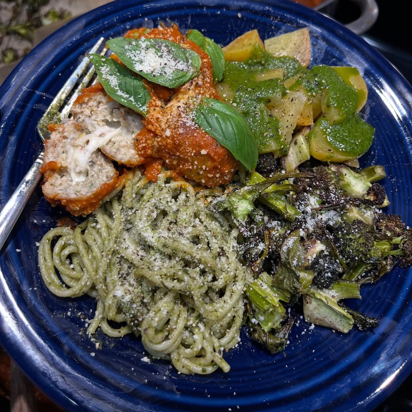 A weekend&rsquo;s worth of cooking (and a little baking and fermenting)!

Swipe to the last two photos for the haul I brought home Saturday &mdash; didn&rsquo;t quite get to the mushrooms yet but those will be for stroganoff later this week!

It was 