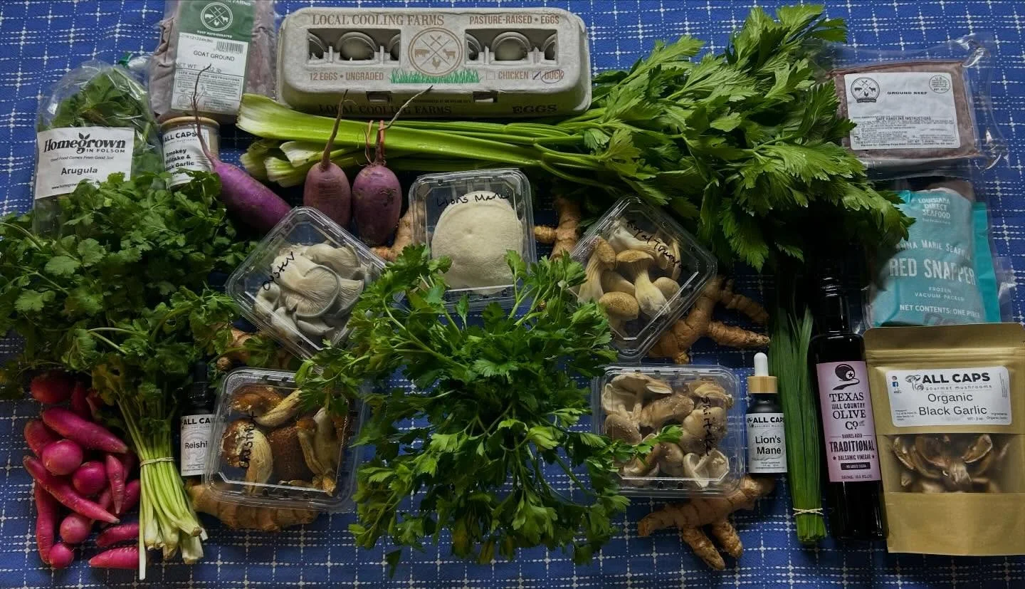 🌱Lots of green leafy things and fungi this week! 🍄&zwj;🟫 

There&rsquo;s plenty of fresh herbs, celery, leeks, salad and microgreens, kale and collards, large beets, radishes and more.

There&rsquo;s deals on two bulk mushroom options from @family