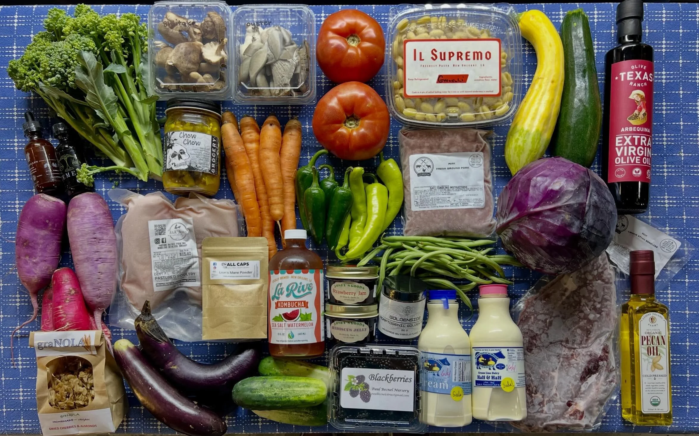 🤩🌈So much color and variety this week!! 🍅🥦🍆🫑🥒🥕🧄🫜🫐

It&rsquo;s seriously one of the best times of year for produce with late cool season harvests overlapping with warm season crops!

And we&rsquo;re stocked up on eggs, dairy, meats, seafood