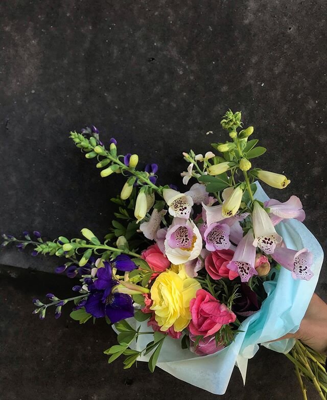 This week&rsquo;s bouquets for shipping and delivery. Best of June, right to your doorstep. Send out some flower love y&rsquo;all! 🎉💜 🎉for all delivery options, local and domestic, check out the website. Link in profile. .
.
.
#flowers #bouquet #l