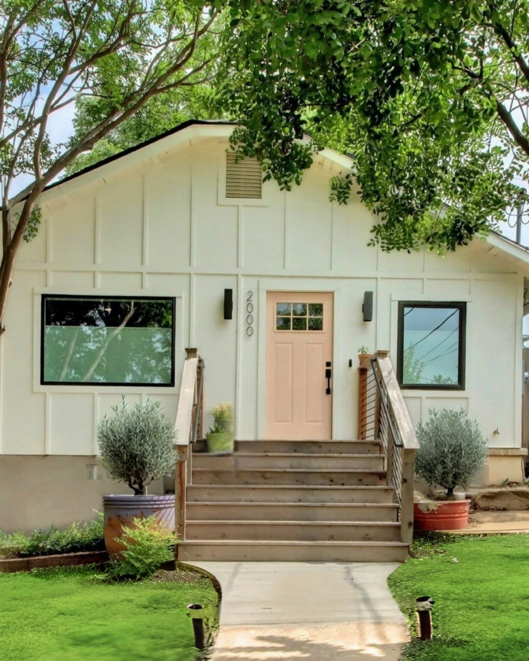 ✨ PENDING ✨ Sometimes it just clicks, the right buyer, the right home, the right price. This corner-lot charmer in the heart of East Austin had the perfect mix: historic character, thoughtful updates, and unbeatable walkability. With plans for a futu