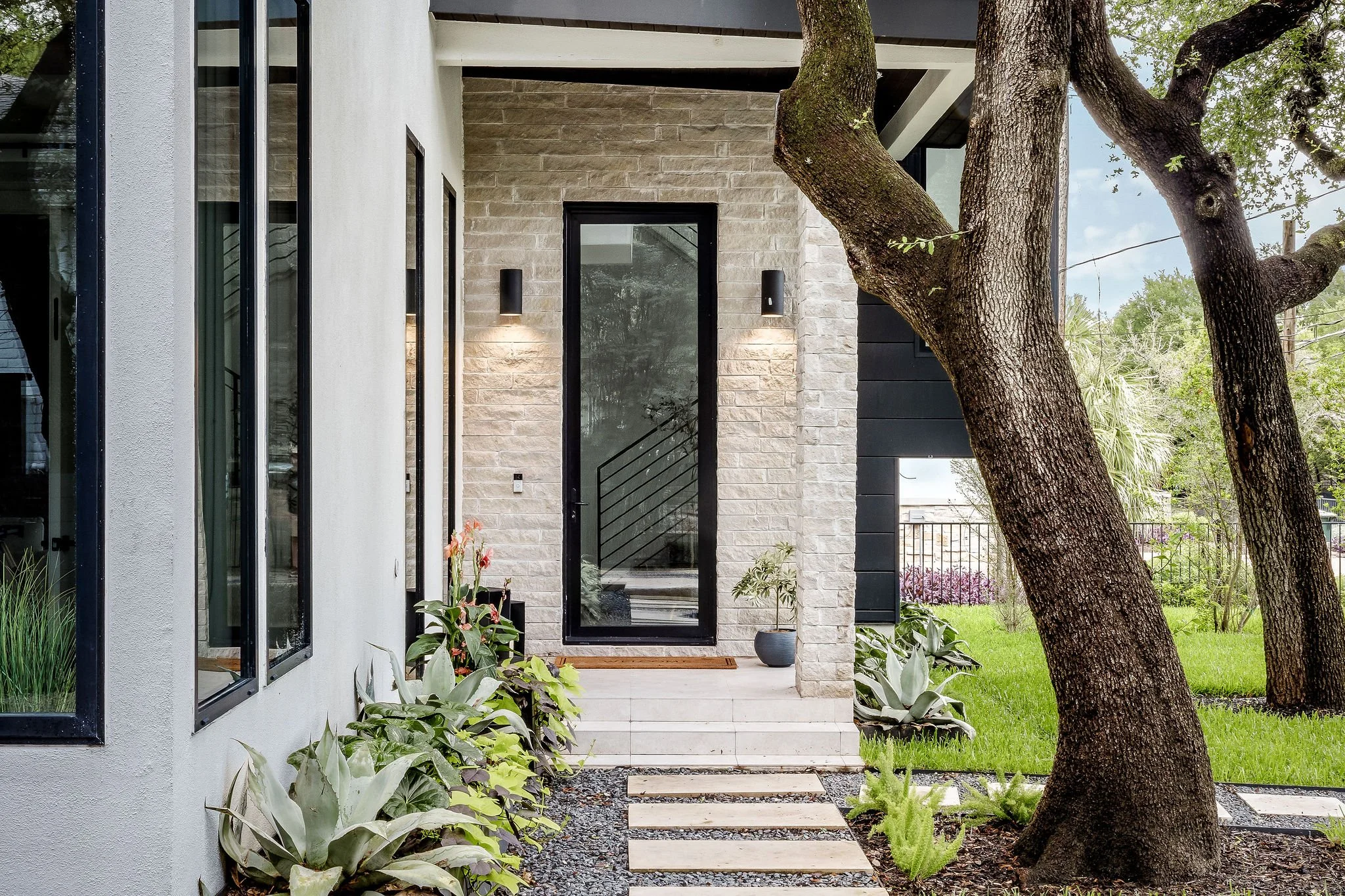 Ourhouse009_Exterior.jpg