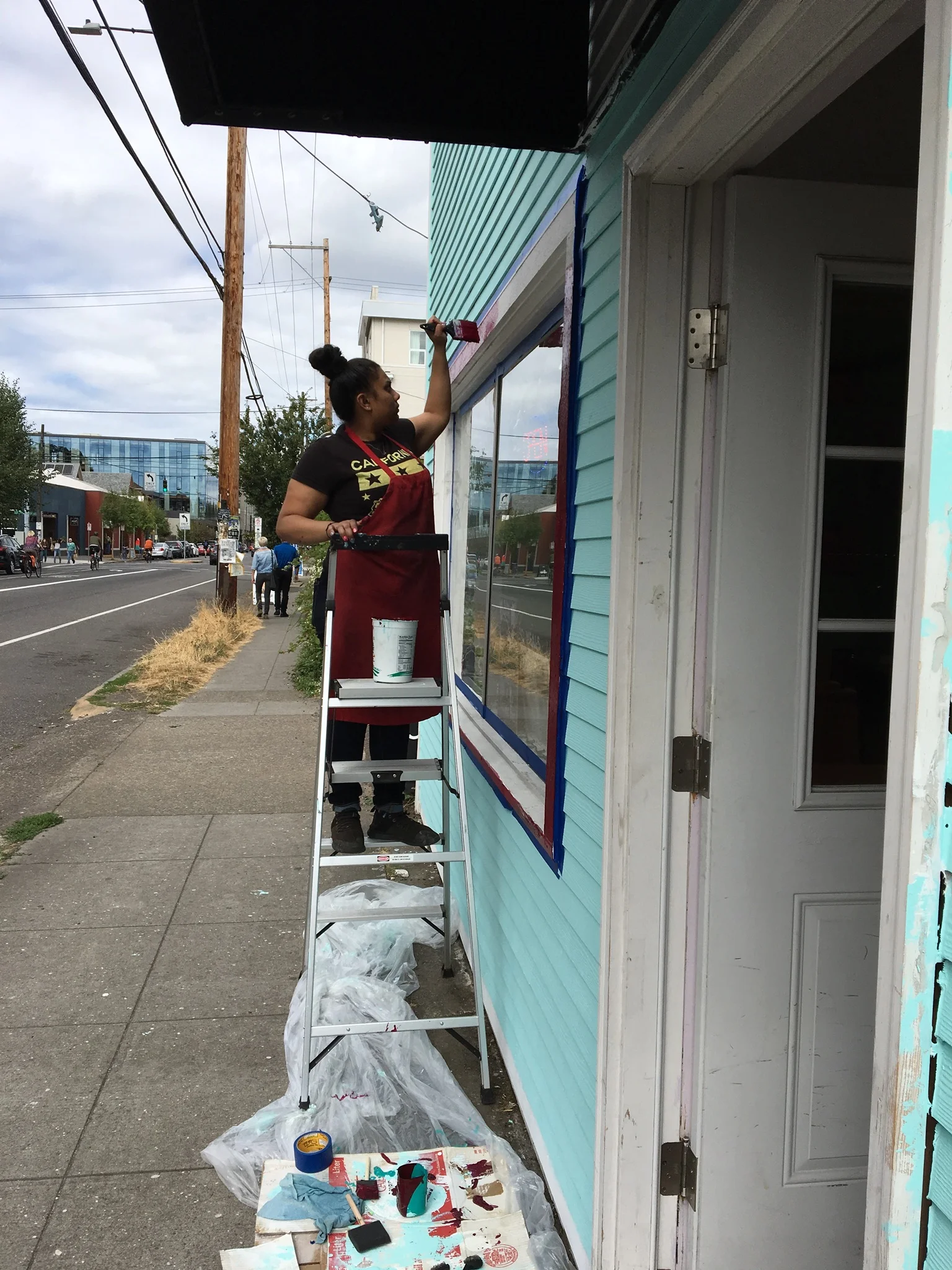  Saleshni painting her restaurant. 