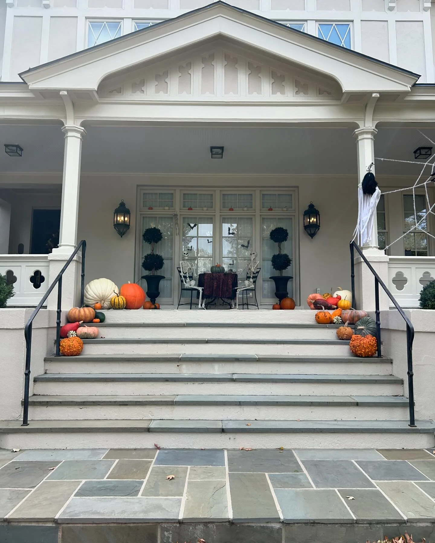 Views from my midday run. Apparently, Halloween is a thing in #rva. 💀👻🎃