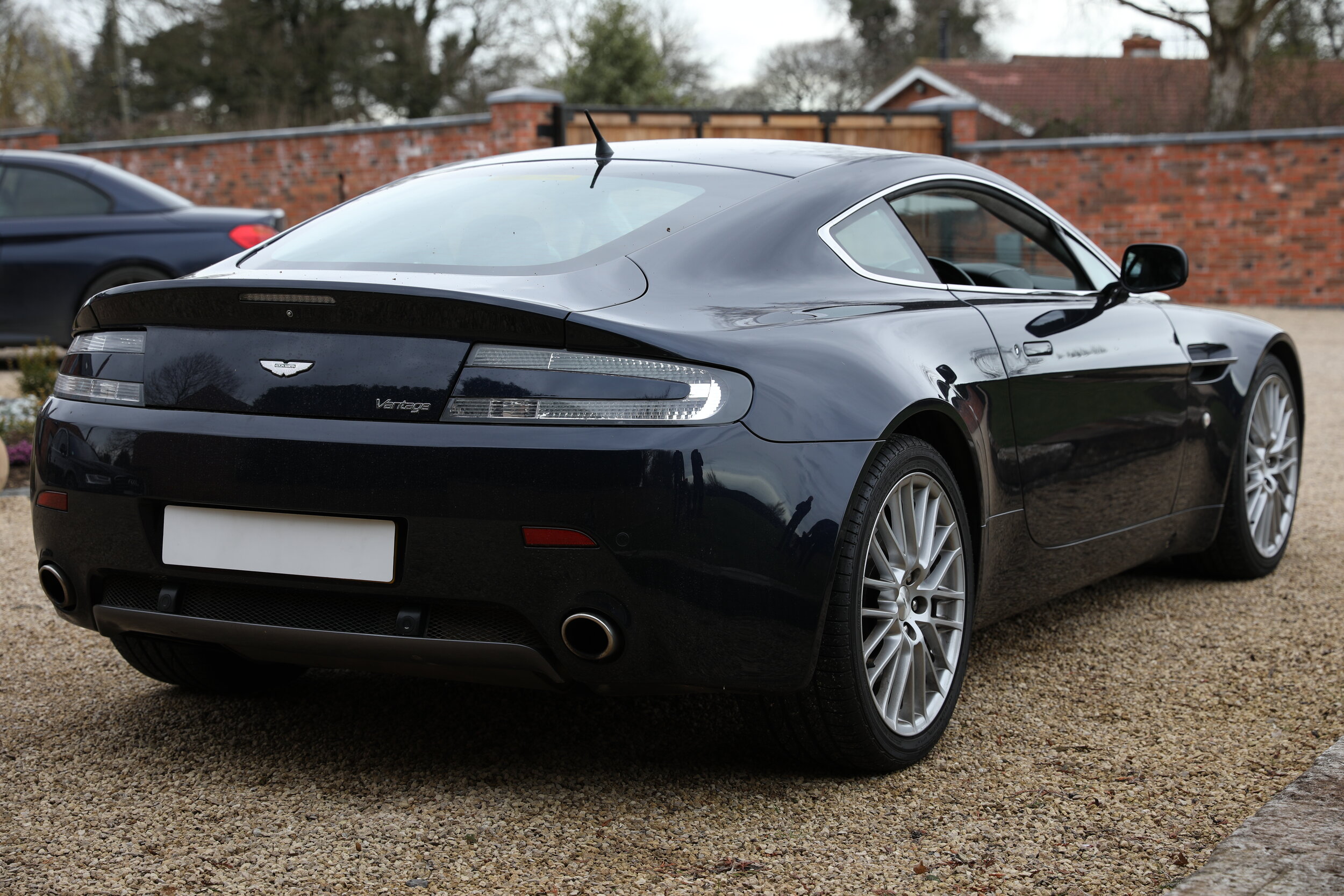 ASTON MARTIN V8 VANTAGE