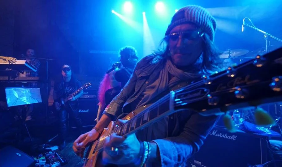 Roxie jammin’ with the ‘Snakebit’…errr, Snakebite!!! ;)