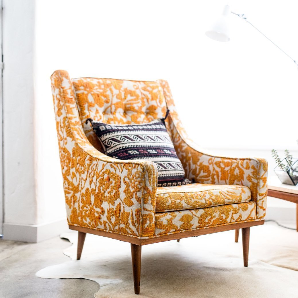 In addition to providing comfort, a great throw pillow is the perfect accessory to dress up a decorative chair.
.
.
.
#decor #throwpillow #throwpillows #livingroom #livingroomdecor #homedecor #yellow #goldenyellow