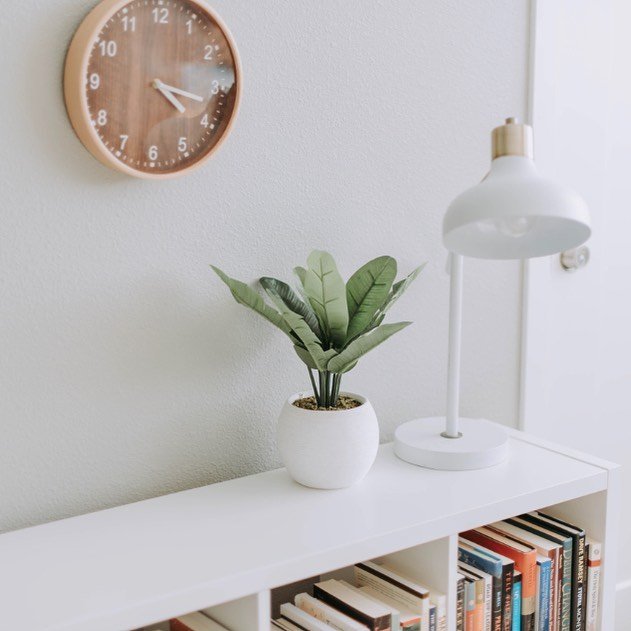 When searching for decor items to fill a space, keep in mind that the rule of three is always a good design principle to follow.
.
.
.
#decor #clock #wood #wooden #plant #plants #plantlife #greenthumb #lamp #books #bookshelf #ruleofthree #roomdecor