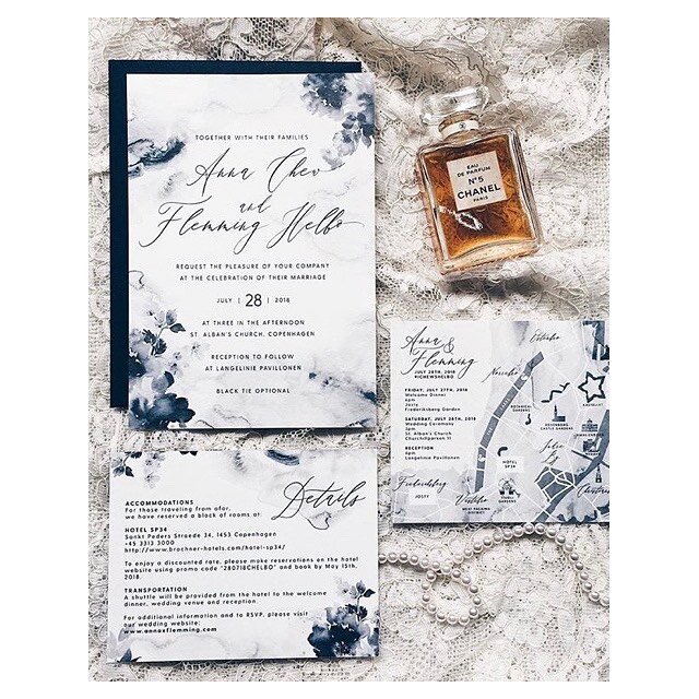 Jeg gl&aelig;der mig til at vi igen sender smukke invitationer ud! Denne er fra Anna og Flemmings bryllup tilbage i 2018 💙 #realwedding #brinkbryllup #weddinginvitation #bryllupsinvitation via @spinsugarstationery