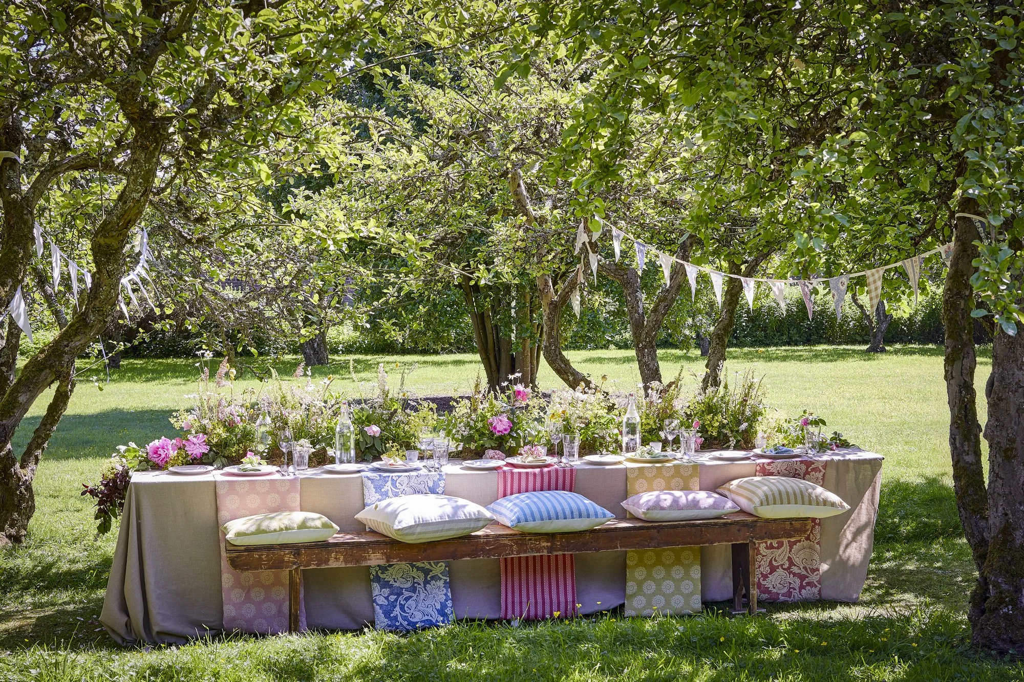 INCHYRA_CAROLINE_SCOTLAND_TCN_10h_Second Visit_TABLE_IN_WALLED_GARDEN_0220.jpg