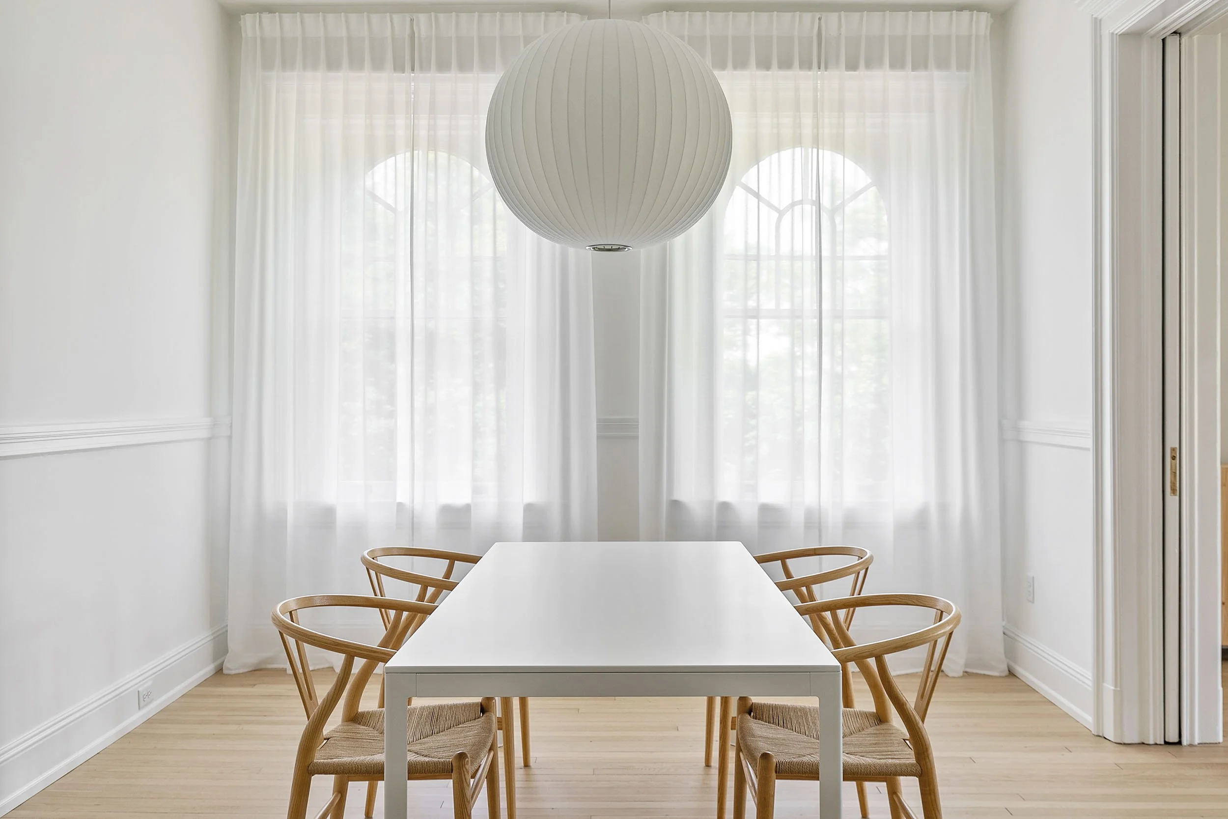 Minimalist dining room with Nelson pendant lamp