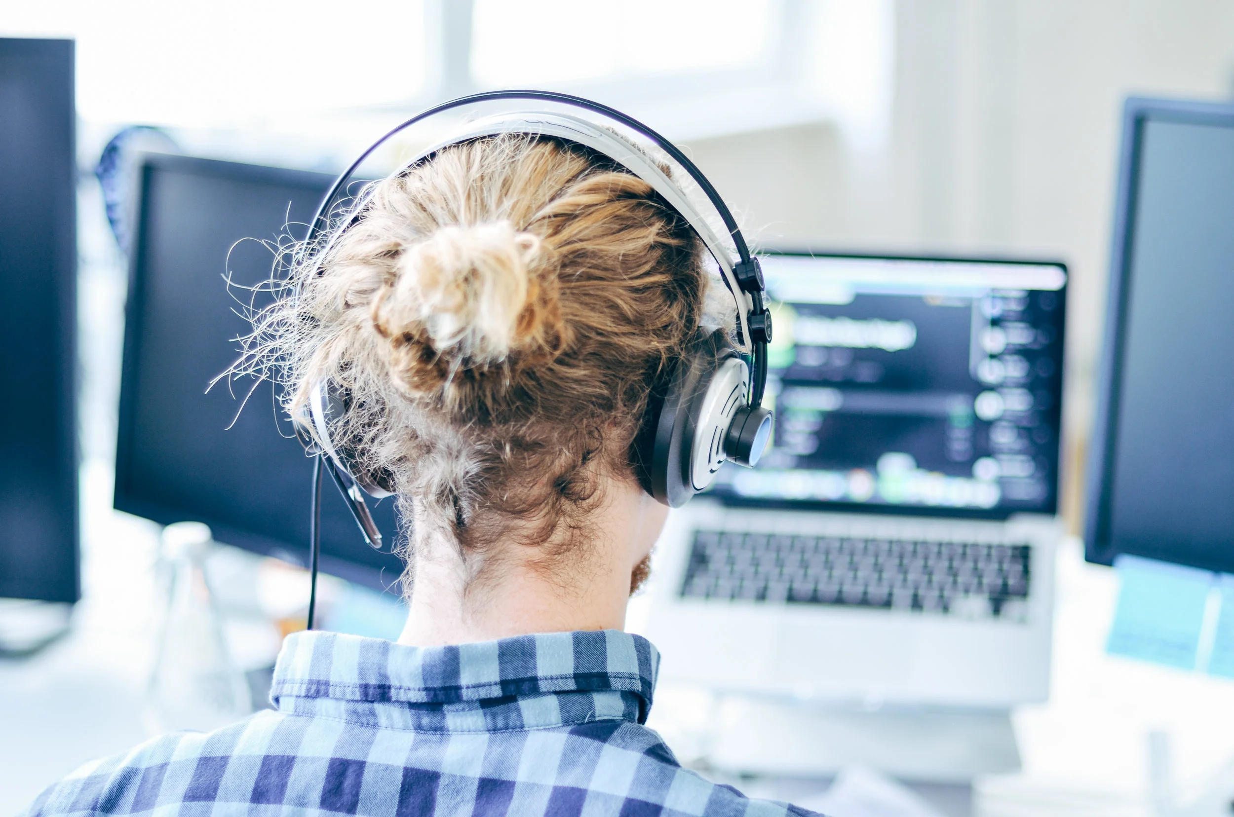 man-using-laptop-and-listening-to-music_t20_jX6Lya.jpg
