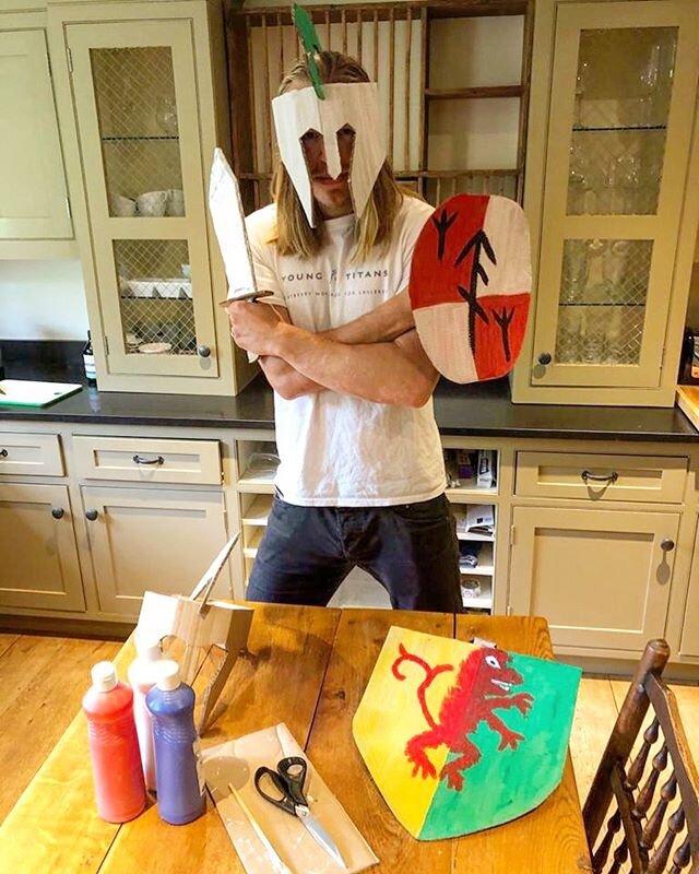 Become a Titan this Sunday! Let @milesley_ofnunhead of @youngtitansuk show you how to make a sword, shield and helmet using cardboard, foil and paint! See our videos for step by step instructions. Happy Crafting 🙌 🗡 🛡 🎨

@youngtitansuk - Legendar