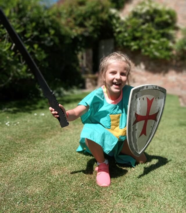 ⚔️The New Forest Knight⚔️ Always ready for adventure with arming sword and heater shield she is unbeatable.🛡 Wearing our Young Titans surcoat which will be coming on sale soon.

#youngtitian #knights #knight #girlpower #sword #kidslife #fancydress #