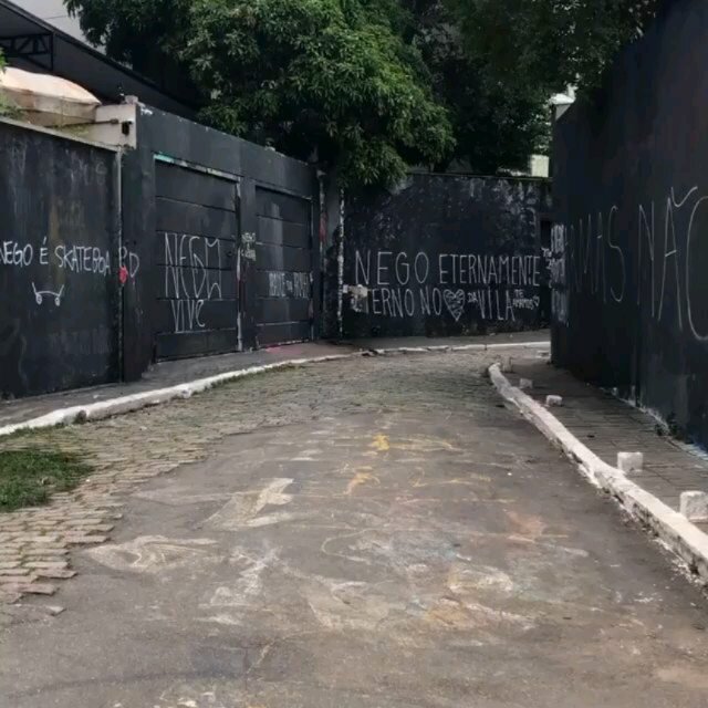 Movimentos Urbanos
A arte como forma de luto e luta. 

O Beco do Batman na Vila Madalena acordou sem cor. Essa foi uma homenagem que todos os artistas fizeram para NegoVila, Wellington Copido Benfati, morto no sábado. 
As ruas e a arte nunca se cala