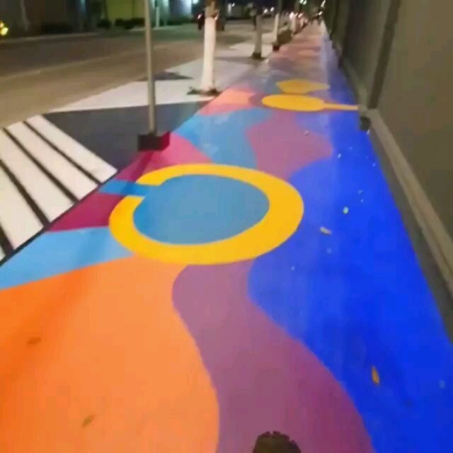 De bike a vida pode ficar mais colorida, brilhante e até fosforescente. E não é figura de linguagem. De Maresias à Amsterdam, tem gente que já encontrou uma nova tela urbana para expressar a sua arte: as ciclovias. Na Holanda, há alguns anos, j
