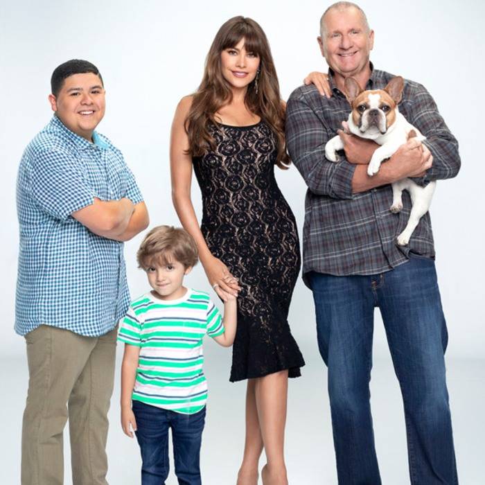 sofia vergara pictured with her modern family fictional family