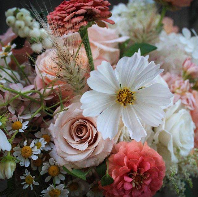 A little peaches and creams for Carissa🤗 A big thank you to @bluhenacresflowers for providing me with those awesome zinnias... they were exactly what I needed! #bridalbouquet #peachbouquet #weddingflowers #seasonalflowers #cosmosflower #zinnias #bri