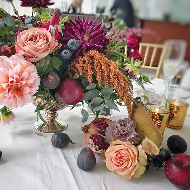 Fruit and flowers... my favorite🤗🤗🤗 thank u @sterlingstems for the amazing dahlias! They were perfect! #peachesandcreamdahlia #fruitandflowers #weddingcenterpiece #fallflowers #weddingflowers #upstatewedding #upstateflorist