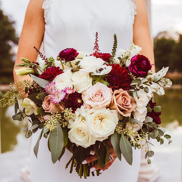 I love this time of year not only for pumpkins, pecan pie and turkey but because photos from this past wedding season start to trickle in🤗🤗🤗 @llarsonphotography strikes again with her amazing talent! Thank you for sharing with me and I can&rsquo;t