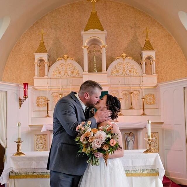 Even though we&rsquo;re knee deep in snow these days, this wedding takes me back to warmer days and the beautiful tones of fall. Don&rsquo;t get me wrong, I love winter florals but there&rsquo;s just something about a fall toned wedding isn&rsquo;t t