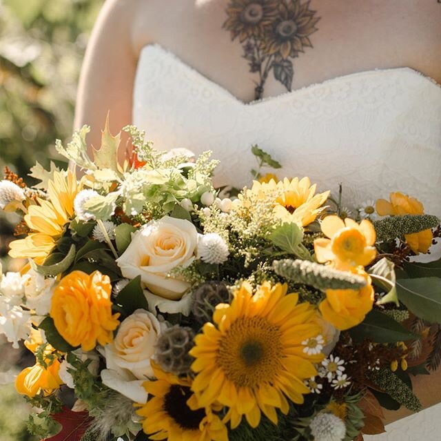 One from my last wedding of fall🌻🌻🌻 The sunflowers matched the beautiful bride @livermoref (and her ink🤗) and the beautiful autumn day. This wedding was so fantastic for so many reasons but I have to say the best was because the arch I decorated 