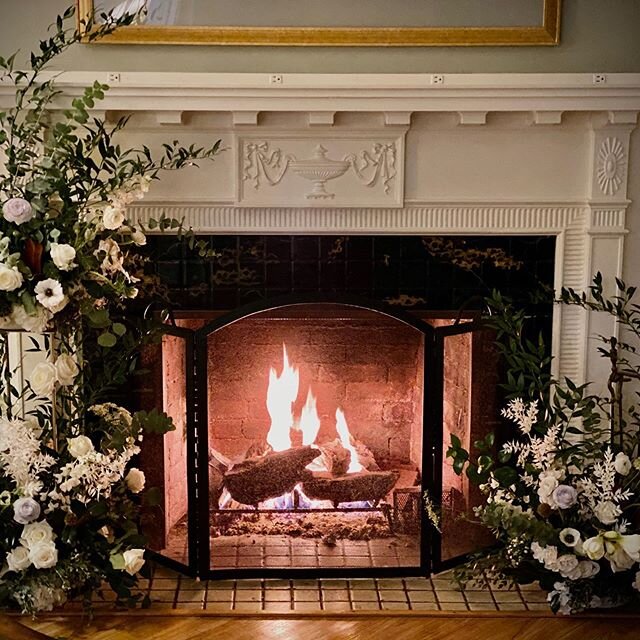 Today&rsquo;s wedding was the very definition of a winter wedding... snow falling steadily outside while everyone is cozy and warm by the fire🔥loved this wintery floral palette🤗🤗🤗 thanks again @dvflora for having such an incredible amount of beau