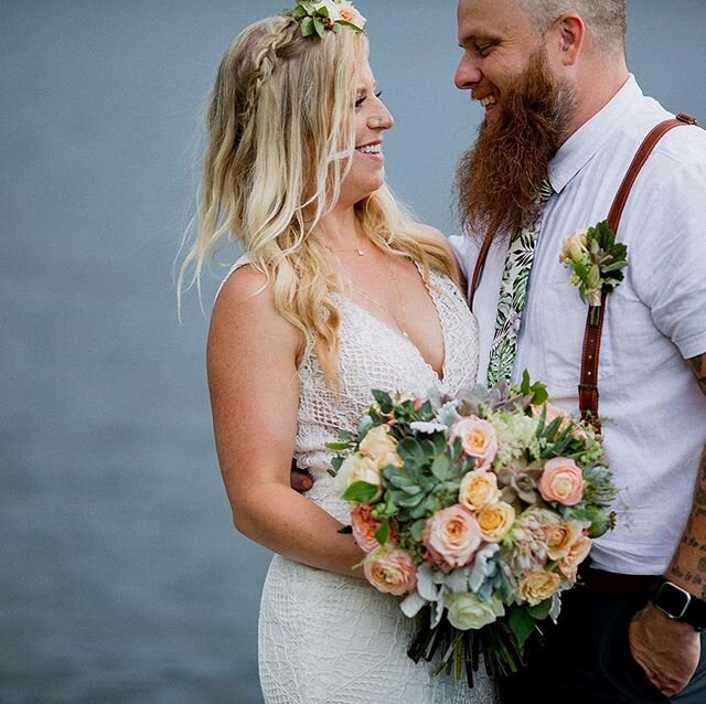 This time last year I had the absolute pleasure of designing the flowers of a lifelong friend of my husbands @autumn_keeler. As you can see, she and her husband are absolutely stunning together and had the most beautiful wedding filled with friends, 