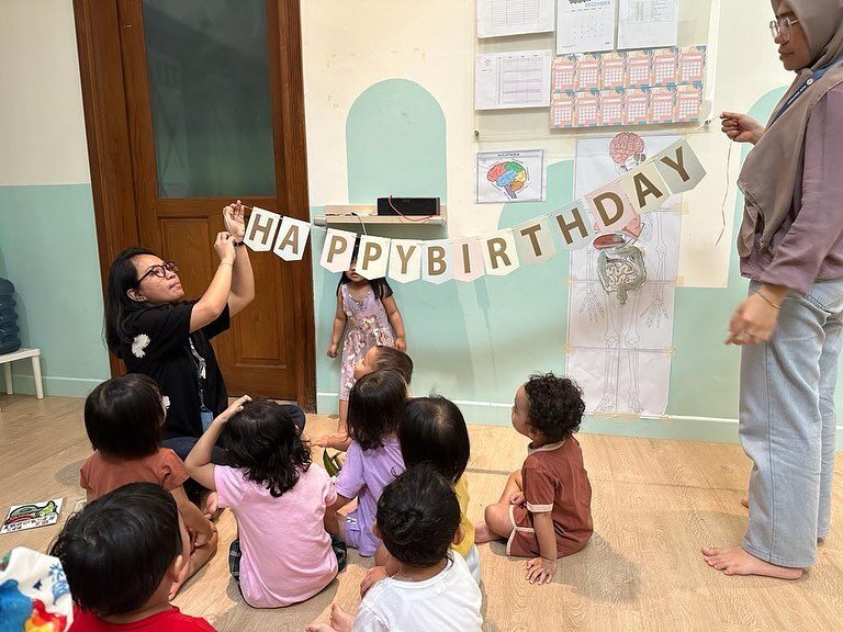 Last week Kangaroo had a blast of learning about 🎉 Party 🎉 and they were focusing on Birthday Party!

They explored the essence of birthday party, not only the music but also unfolding the dress codes, decoration, garland, food, and of course birth