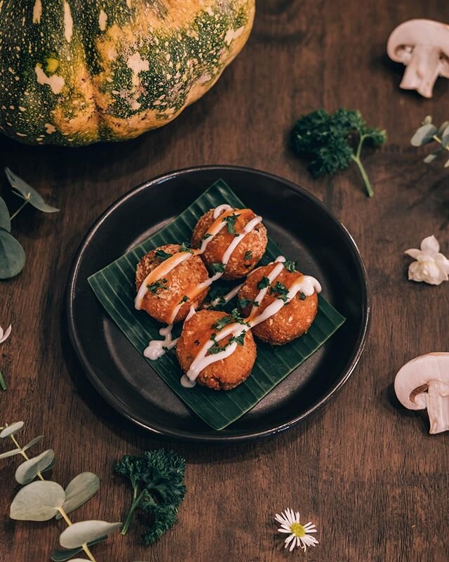 RED CURRY ARANCINI &hearts;️
Pumpkin, tofu, shallots, coriander coated in crispy breadcrumbs &amp; sriracha mayo