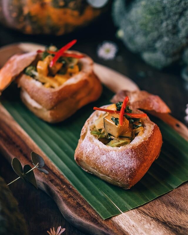 Red curry bunny chow &hearts;️ winter at @littleturtlerestaurant is sure warm and delicious