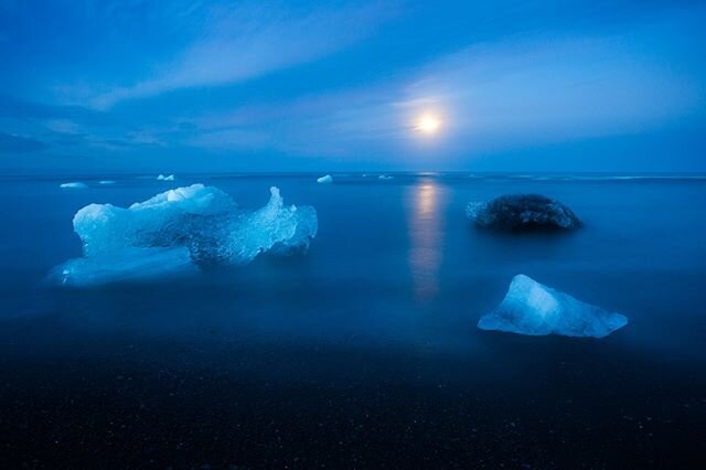A la luz de la luna.  Islandia (2017)

Bloques de hielo se desprenden del glaciar J&ouml;kuls&aacute;rl&oacute;n y desembocan en el mar. Las olas y las mareas los arrastran hacia la costa, creando la llamada &quot;Playa de los Diamantes&quot;. Para p