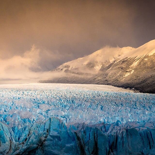 Quer&iacute;a ser el primero en entrar en el Glaciar Perito Moreno para disfrutar de las &uacute;ltimas luces del amanecer, sin turistas, pero no me imagin&eacute; que me encontrar&iacute;a con esa luz. Ese d&iacute;a fue un regalo. Se form&oacute; u
