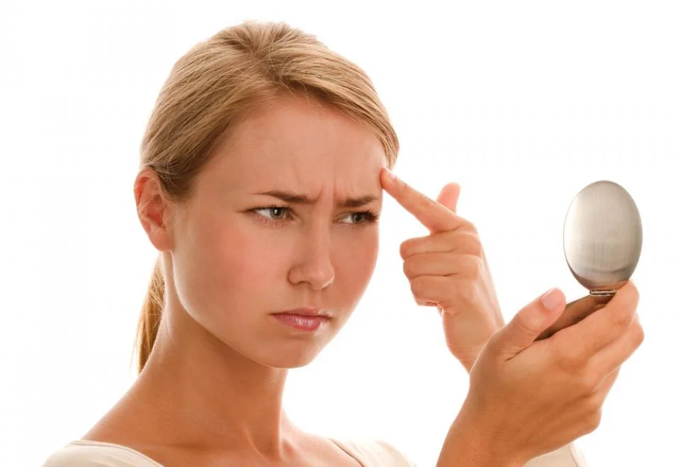 lady_looking_mirror.jpg