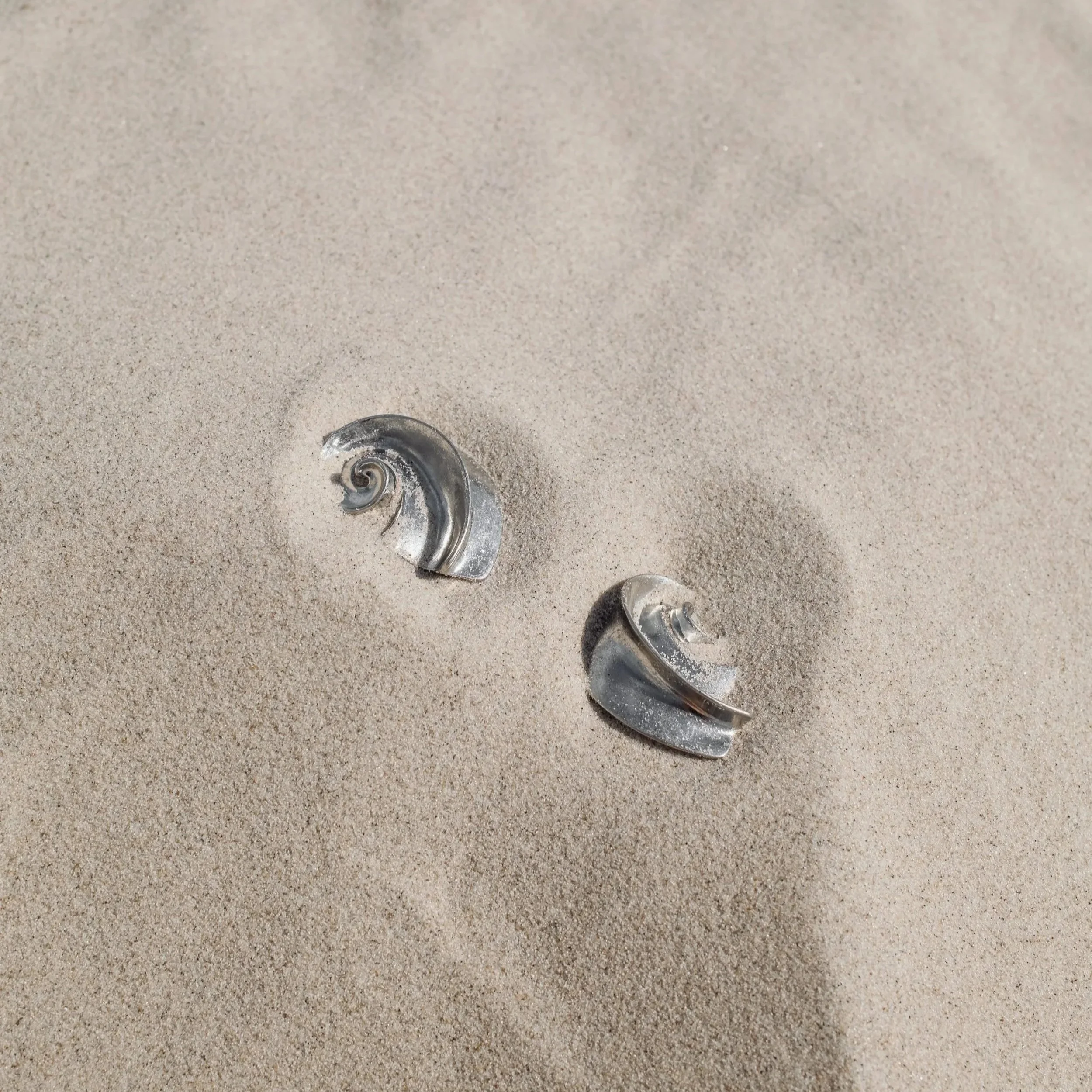 kaboompics_beachside-beauty-close-up-of-metal-necklace-35962.jpg