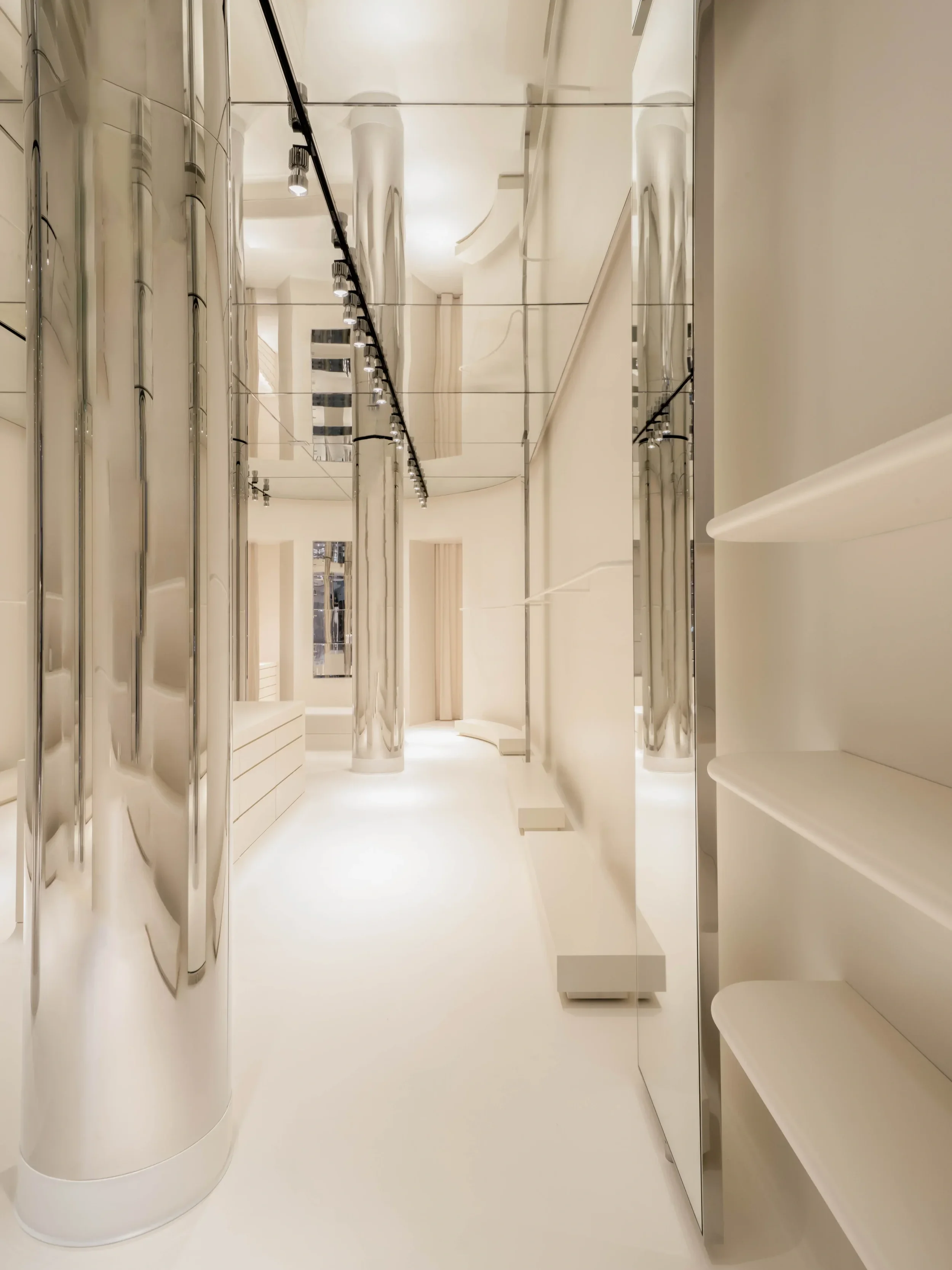 Womenswear & Swimwear/Intimates Buyers, Global - 990 Stores, 1160 Contacts