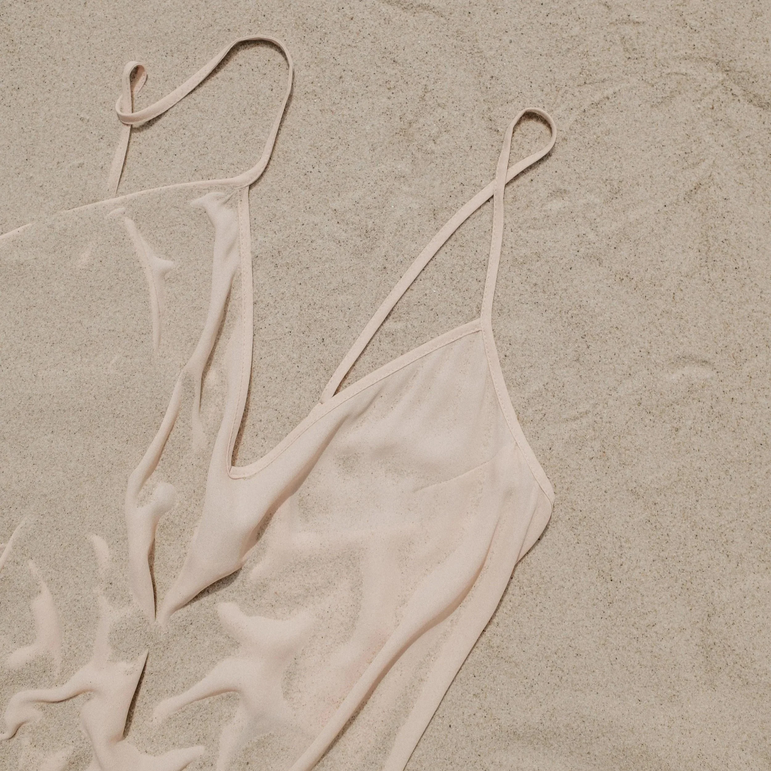kaboompics_chic-summer-fashion-photoshoot-beachside-elegance-and-essentials-36300.jpg