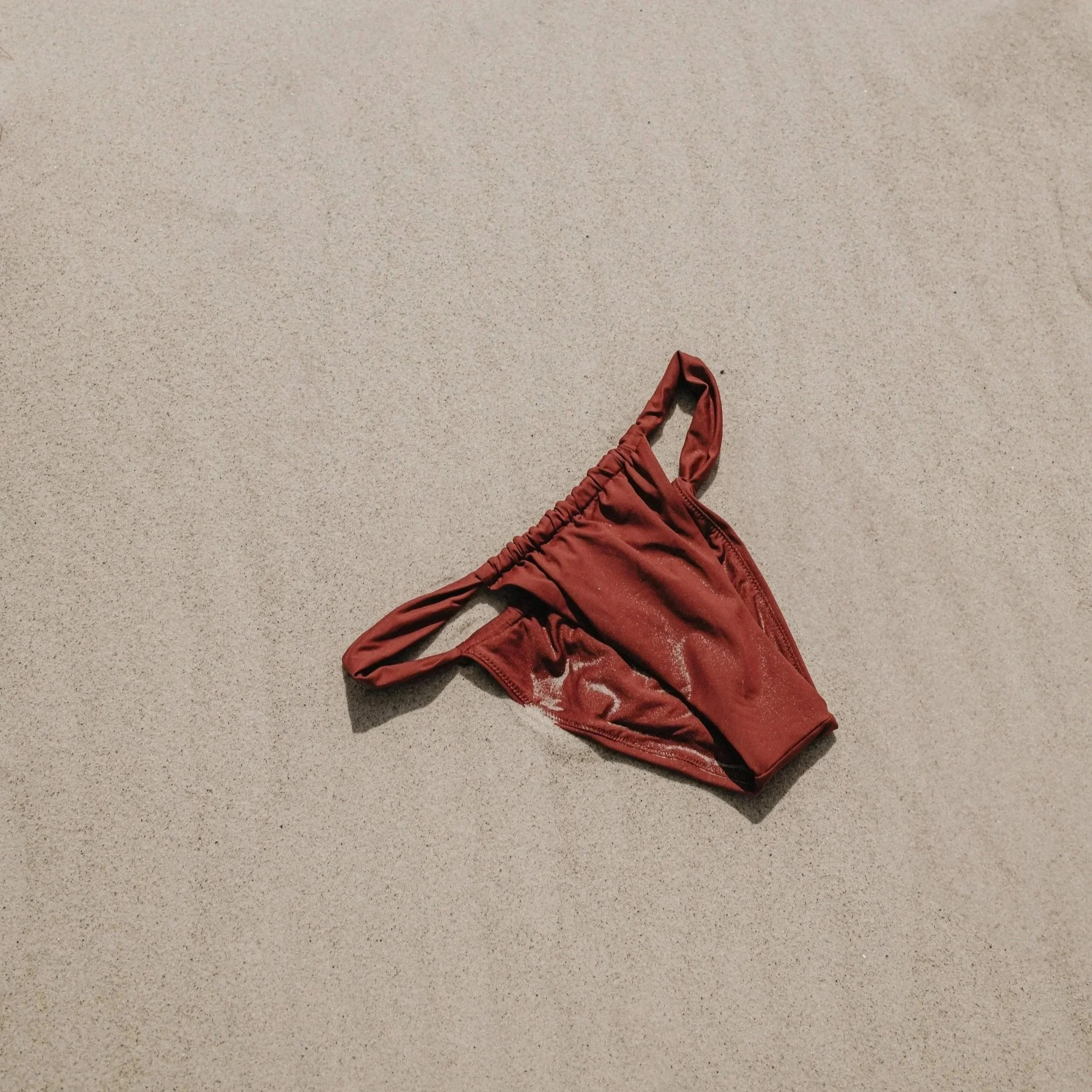 kaboompics_chic-summer-fashion-photoshoot-beachside-elegance-and-essentials-36297.jpg