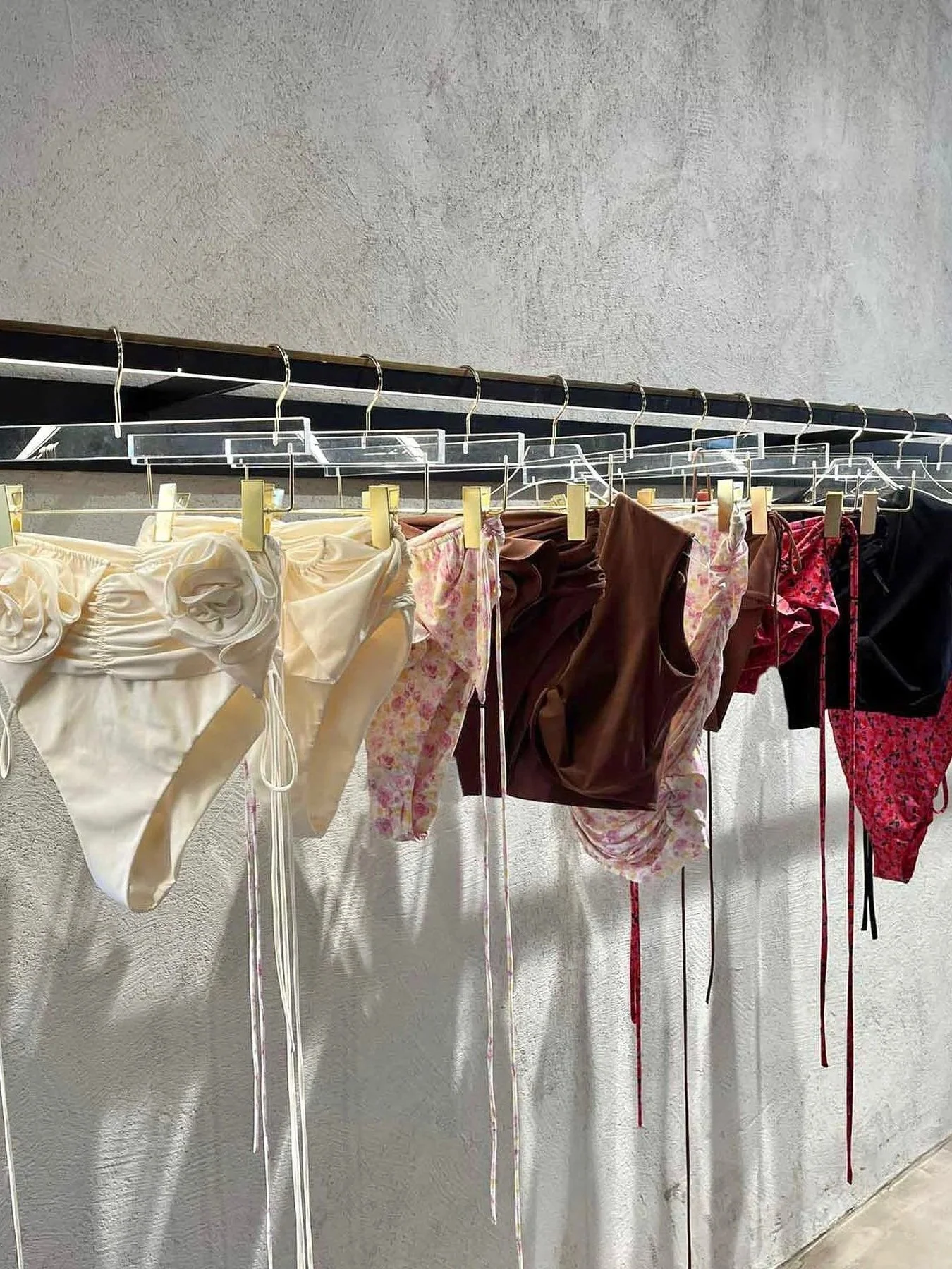 Swimwear & Intimates Buyers, Global - 415 Stores, 470 Contacts