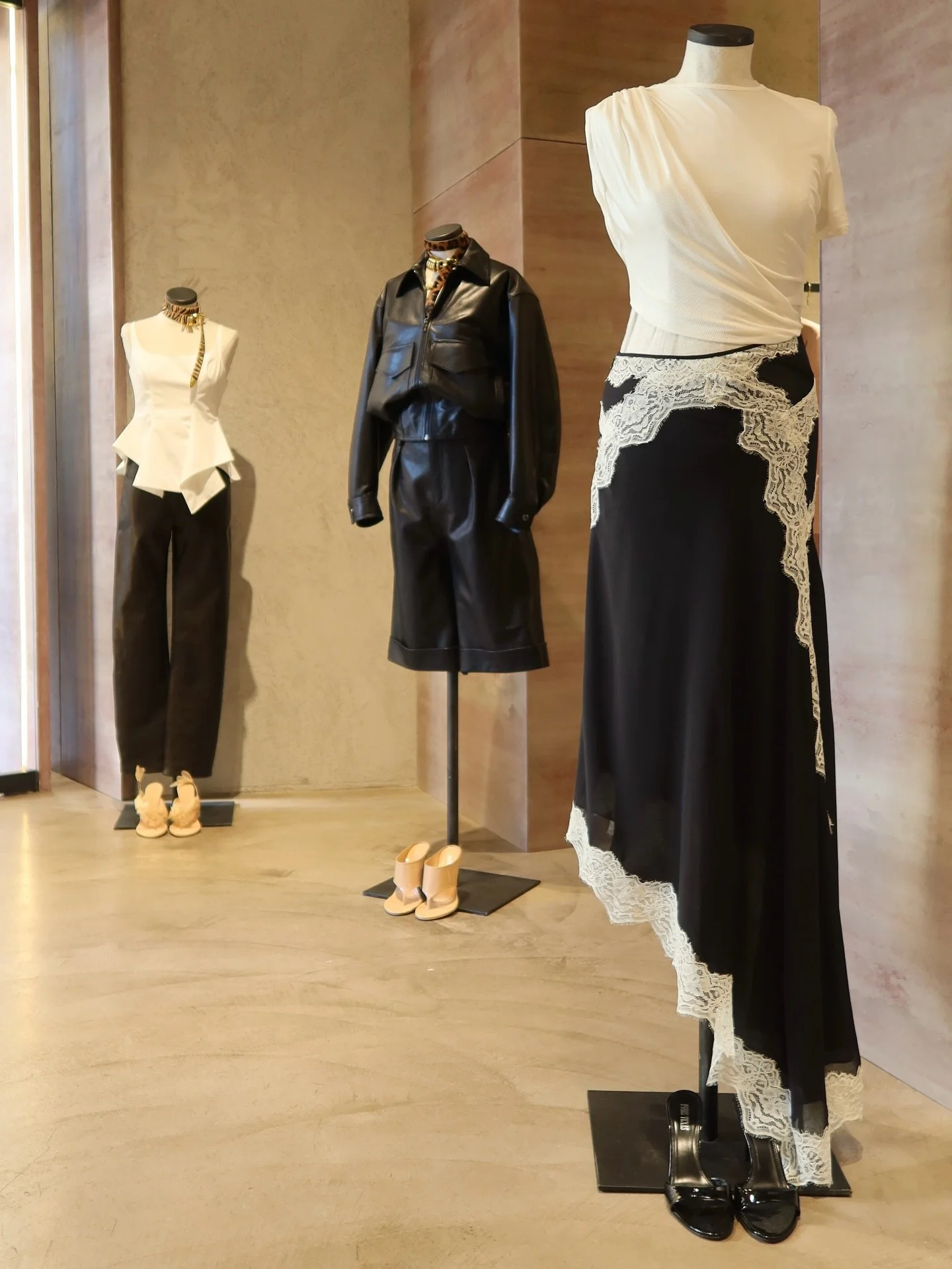 Womenswear Buyers, China & Europe - 420 Stores, 475 Contacts