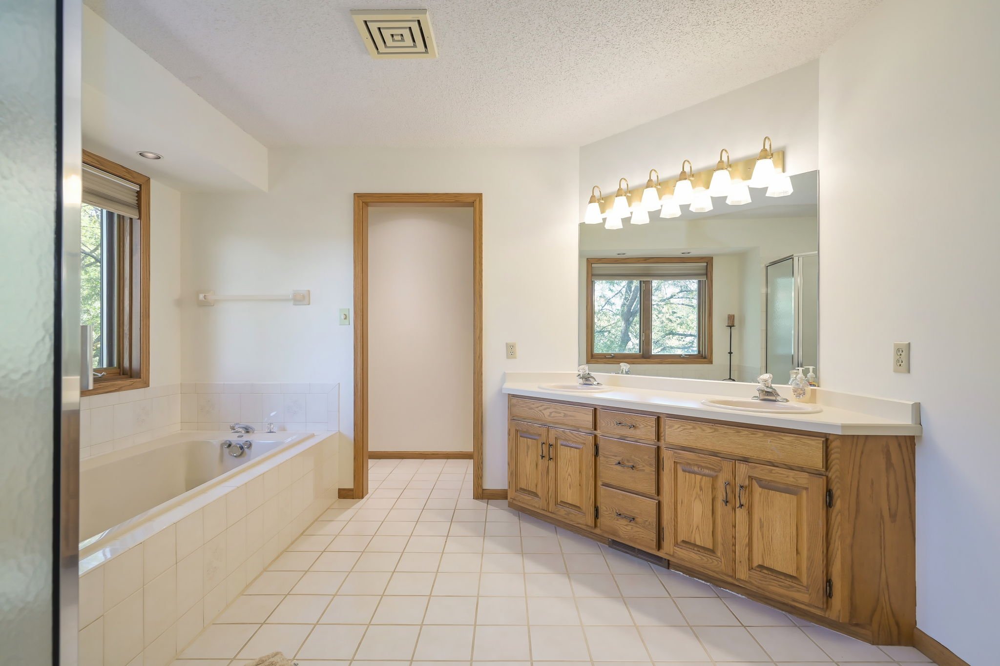 53-web-or-mls-champlin Interior-17.jpeg