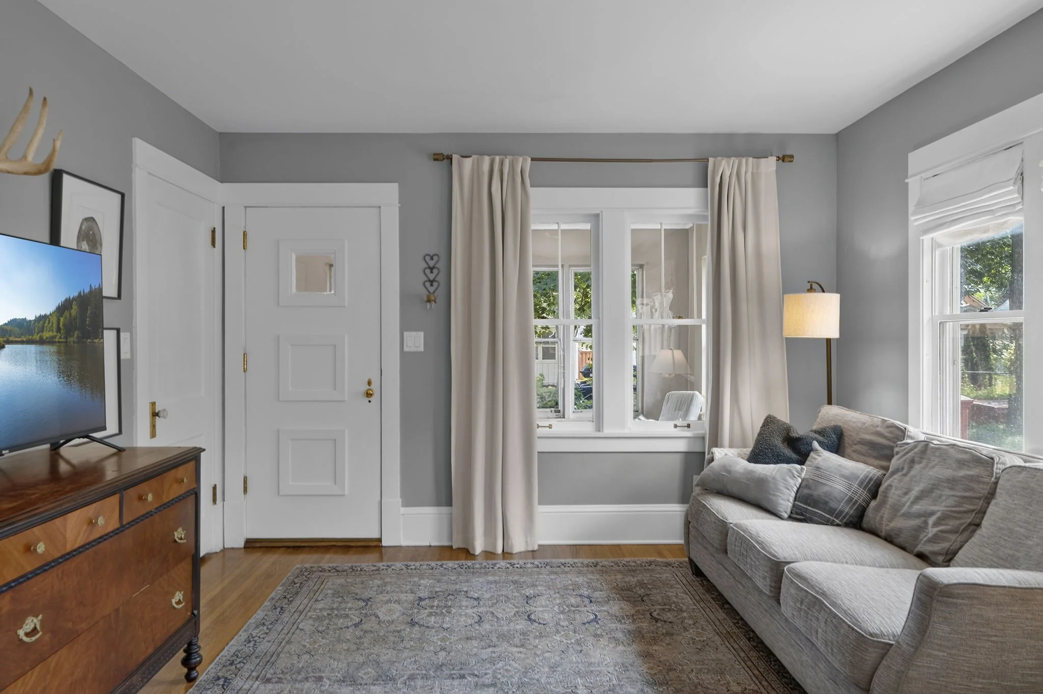 19-web-or-mls-3612 S 39th Ave-166_1.jpg